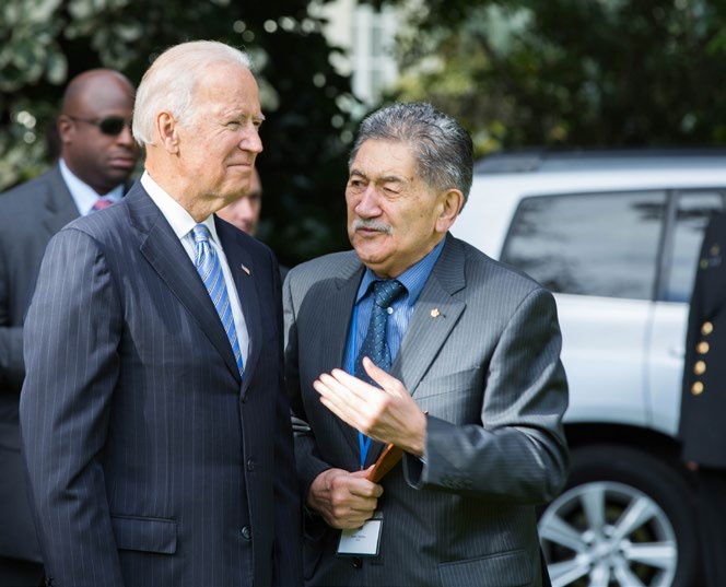 Joe Biden talks with Government House kaumatua Lewis Moeau.
