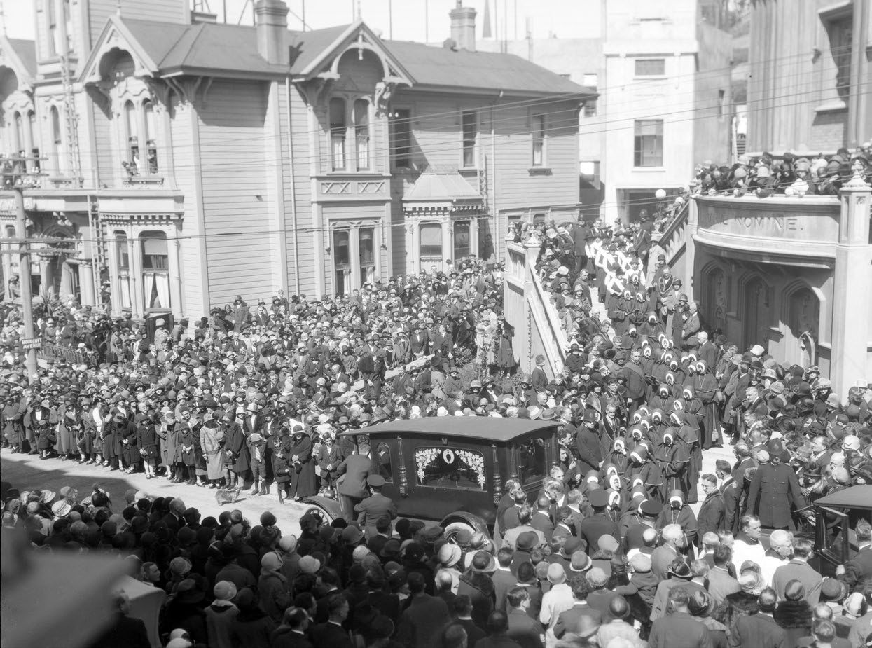 Mourners pack the streets for Suzanne Aubert’s funeral. Photo: Alexander Turnbull Library.